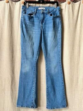 Levi’s mid-rise bootcut medium wash nice jeans 8 /28